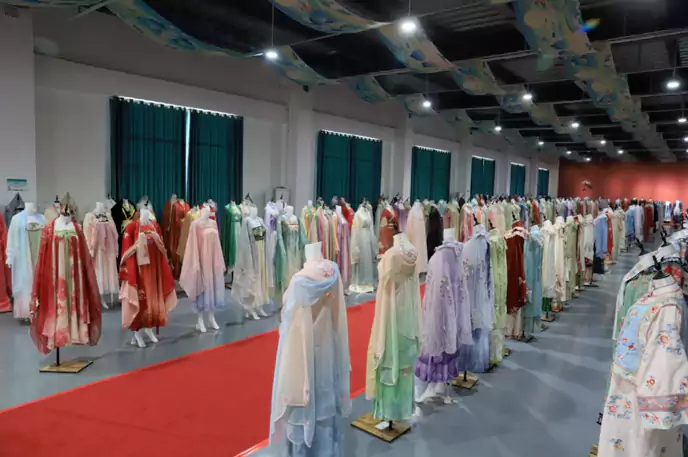 罗裳归故里 衣冠赴新程 —— 当代汉服文化现状与发展前路