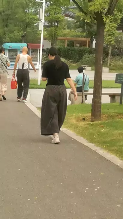 大运河公园遇疾行女子：郊园风淡淡 运水漾清光