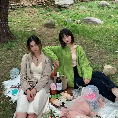 希望:它不是高悬的太阳 不必一下子照亮所有荒凉 希望:它不是高悬的太阳 不必一下子照亮所有荒凉