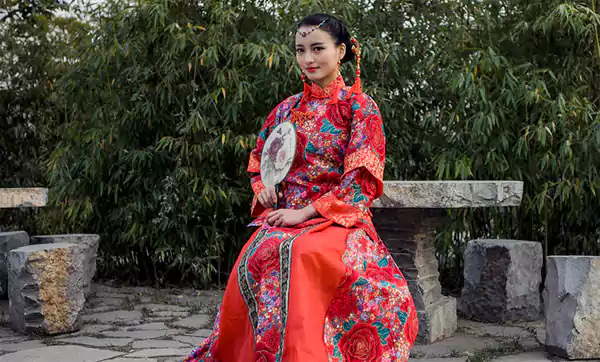 红娘-一位在《西厢记》中为崔莺莺和张生牵线搭桥的小女仆的名字