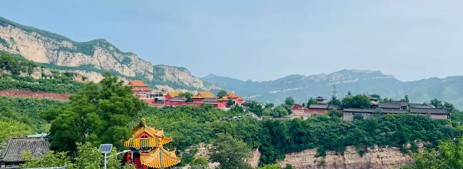 夏景 赤轮碾浪金铺岸 荷衣卷露珠痕乱